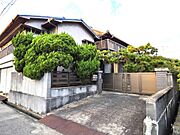 敷地１４５．４０坪のゆったり敷地、南道路で陽当たり良好、敷地内２棟あり、南側の別棟を解体すれば並列６〜７台分の駐車スペース可、母屋だけで建坪６６．９４坪あり
