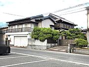 敷地１４５．４０坪のゆったり敷地、南道路で陽当たり良好、敷地内２棟あり、南側の別棟を解体すれば並列６〜７台分の駐車スペース可、母屋だけで建坪６６．９４坪あり