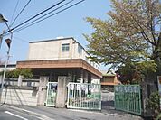 朱雀第六小学校まで530メートル
