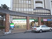 ファミリーマート　堅田駅前店まで640メートル