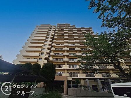 落ち着いた雰囲気があり、マンションと周辺の雰囲気が調和されて住み心地が良さそうです。