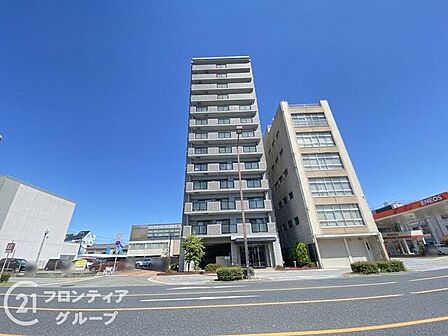 青空に映える洗練されたモダンな外観が誇り高い日常を象徴します。駅直結の利便性と上質なホスピタリティを兼ね備えたこの邸宅は、住まう人のステータスを静かに物語る特別なプライベート空間となります