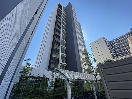 澄み渡る青空に向かって伸びる建物の姿を見るとワクワクしますね!足場が外れて美しい外観がお披露目される瞬間を想像するだけで、毎日ここを通るのが楽しみになるような誇らしい住まいになりそうですね!