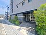 エントランス：マンションのエントランスは、住まう方々を迎える洗練された空間です。日常の出入りを快適にするための工夫がされています。