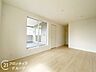 寝室：こちらのお部屋はバルコニーに面しており、日当たり、通風ともに良好です！