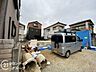駐車場：すっきりと見通しの良いフラットな駐車スペースは毎日の車の出し入れも快適そのものです！家族みんなの移動を心地よく支えてくれる頼もしい設計ですね