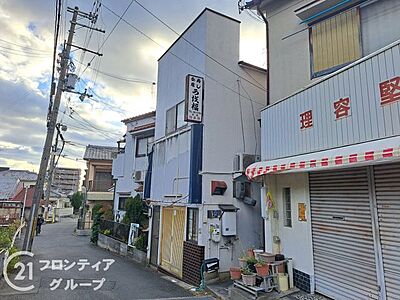 外観：駅から徒歩5分の店舗付き住宅です！