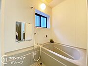 バスタブ付きで、ゆったりとお風呂に浸かり、疲れた体を癒せる贅沢な空間です。窓があるのでこまめに換気ができ、清潔感を保てます。リラックスタイムをより豊かにする素敵な選択です。