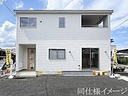 ＼同仕様写真／外壁は、汚れにくくメンテナンスのしやすいサイディング材を採用！色あせや日焼けが目立ちにくく、メンテナンス費用も軽減できます。また、ひび割れや破損に強いので安心してお住まいして頂けますね。