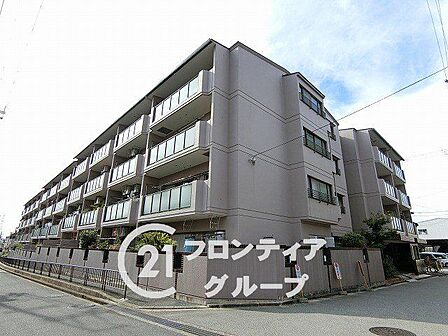 青空に映えるモダンな外観は、帰るたびに誇らしさを感じさせてくれますね！細部までこだわり抜かれた上質な質感が、日々の暮らしに心地よいゆとりと安心感を与えてくれそうです