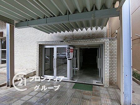 重厚感のあるキャノピーが優しく出迎えてくれるエントランスです。外の世界からプライベートな空間へと切り替わる特別な時間を感じさせ、住まいの品位を高めています