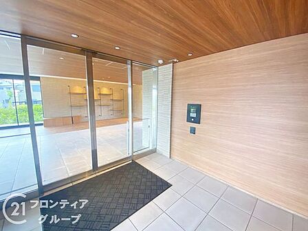 木目調の天井が温かみを感じさせるエントランスは、住まう人を優しく迎え入れる寛ぎの空間です。オートロック完備でセキュリティ面も配慮されており、日々の安心をしっかりとサポートします