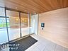 エントランス：木目調の天井が温かみを感じさせるエントランスは、住まう人を優しく迎え入れる寛ぎの空間です。オートロック完備でセキュリティ面も配慮されており、日々の安心をしっかりとサポートします