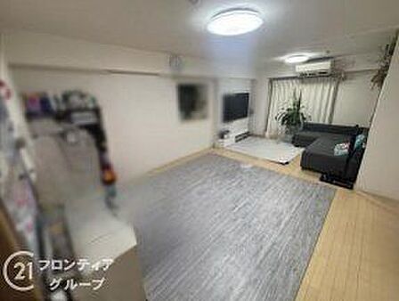 家具の配置がしやすい機能的なレイアウトの広々としたリビングです。大きな窓から注ぐ自然光が家族の団らんを優しく包み込み、穏やかで心豊かな暮らしの風景がここから鮮やかに広がります
