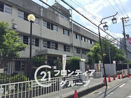 東大阪市立八戸の里小学校 徒歩11分。 870m