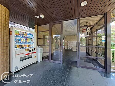 格調高い雰囲気で出迎えてくれるエントランスは、ホテルのような品格を感じさせます。プライバシーに配慮された奥行きのあるアプローチが、オンとオフを心地よく切り替えてくれる安らぎの空間となっています