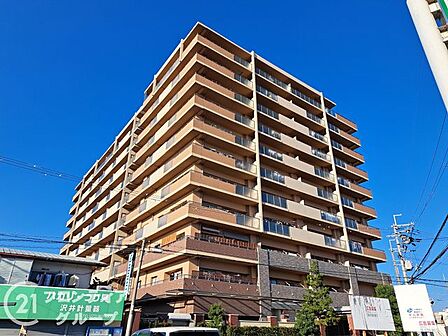 洗練された重厚感のある佇まいが住まう方の誇りを満たします 青空に映えるタイル貼りの外壁は時代に流されない普遍的な美しさを湛えており都心の邸宅にふさわしい品格を感じさせます