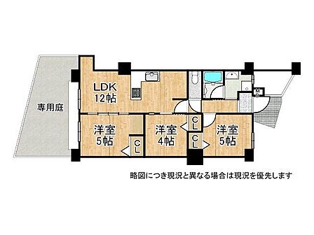 全居室にクローゼットを配置し、人工芝の専用庭を備えた3LDK。