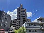 スーパー、コンビニ、ドラッグストアや病院・郵便局が徒歩10分以内の生活便利な立地です