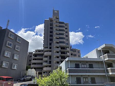 スーパー、コンビニ、ドラッグストアや病院・郵便局が徒歩10分以内の生活便利な立地です