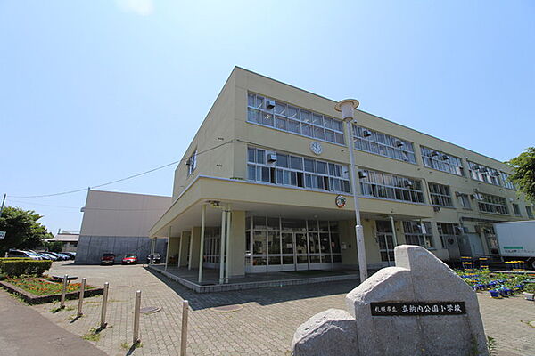 画像11:小学校「真駒内公園小学校まで59ｍ」