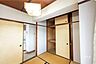その他：西側和室4.5帖。LDKと続き間になっており、ライフスタイルに合わせて空間を使い分けられる間取りです。［2026年5月22日撮影］