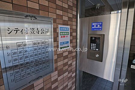 オートロックと案内板。オートロック付きですので、セキュリティ面も安心ですね。周辺は閑静な住宅街ですので、落ち着いた生活が送れそうですね。