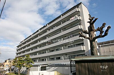 外観:ライオンズマンション大高緑地の外観(南側から)。8階建54戸数のマンション。JR大高駅まで徒歩8分の距離にあります。 外観:ライオンズマンション大高緑地の外観(南側から)。8階建54戸数のマンション。JR大高駅まで徒歩8分の距離にあります。
