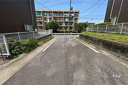 敷地東側の前面道路(南側から)