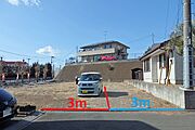 東側市道より。守谷市松ヶ丘3丁目（建築条件なし）売地２区画　530.78m2（160.56坪）。つくばエクスプレス（守谷駅）1.7ｋｍ。松ヶ丘小学校600ｍ。けやき台中学校600ｍ。