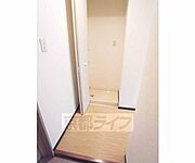 玄関横に洗濯機置き場がございます。