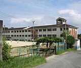 雄琴小学校まで1058m