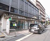 京都中央信用金庫 藤森支店まで374m 医療センターからすぐの立地です。最寄り駅は京阪藤森駅です。