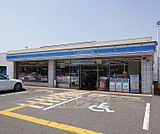 ローソン下鳥羽長田町店まで294m 国道1号線沿いです。駐車場は非常に広くなっております。