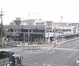 西友 下鳥羽店まで421m 国道1号線沿い 24時間営業です 駐車場も充実