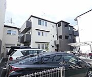閑静な住宅街に位置しています。