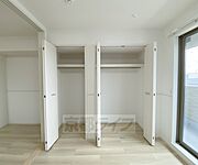 5．6帖洋室の奥行きあるクローゼットです。