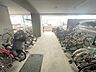 その他：屋根付きの駐輪場です