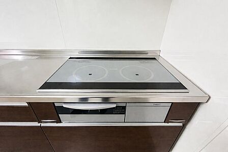 【色変更イメージ写真:概算金額150万円(税込)】IHクッキングヒーターでお料理♪調理後のお手入れもサッと拭くだけで楽々◎