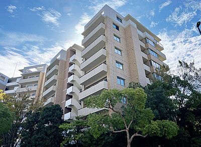 外観：9階建ての2階に位置するお部屋です。大切なペットとも暮らすことの出来るマンションです（規約あり）！