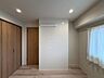 洋室：木目調の建具がアクセントになり、暖かみをプラスしています。