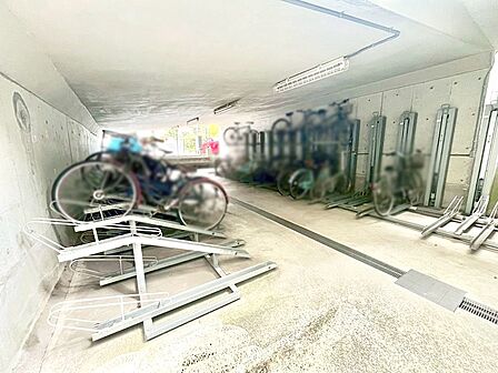 駐輪場は屋根付き