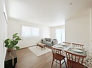 ナチュラルテイストの優しく柔らかい色使いのフローリングが素敵なリビングですね。