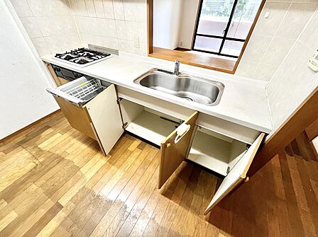 調理器具などもしっかり収納できます