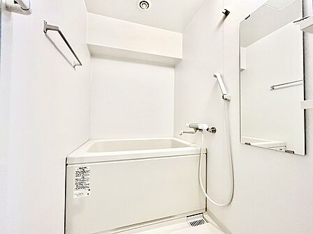 一日の疲れを癒してくれる明るい清潔感のあるバスルーム
