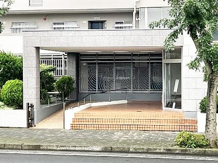 落ち着いた雰囲気のエントランス