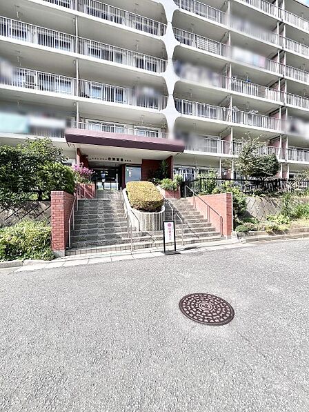 外観 綺麗なエントランスは、居住者を優しく迎えいれてくれます  