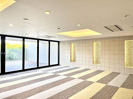 光がたっぷり取り込める明るいロビー