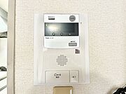 訪問者が一目でわかる安心のＴＶモニター付きインターホン。   