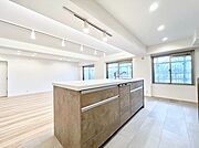 リビングで遊ぶお子様を見守りながらお料理ができる対面キッチン。  